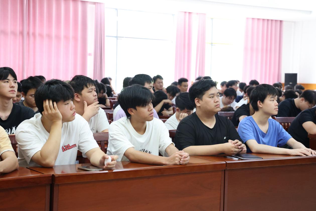 I:/图片/20250611 何太阳集团9661图书馆讲专业发展/挑/6.jpg6